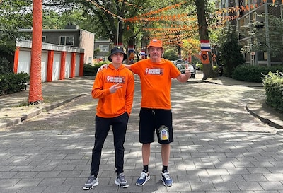 Haagse Alfons en zijn opa kochten voor 2200 euro aan oranje versiering: ‘we hebben er geen spijt van