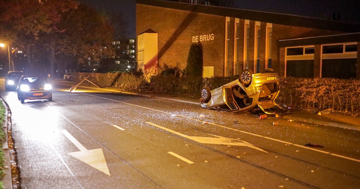 Ravage op Ringweg Randenbroek: auto over de kop tegen lantaarnpaal | Amersfoort