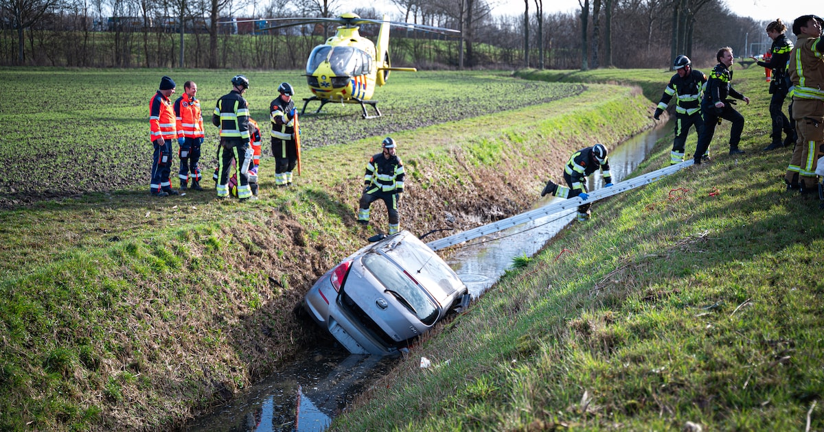 Bestuurder naar ziekenhuis nadat auto in water belandt in Spijkenisse