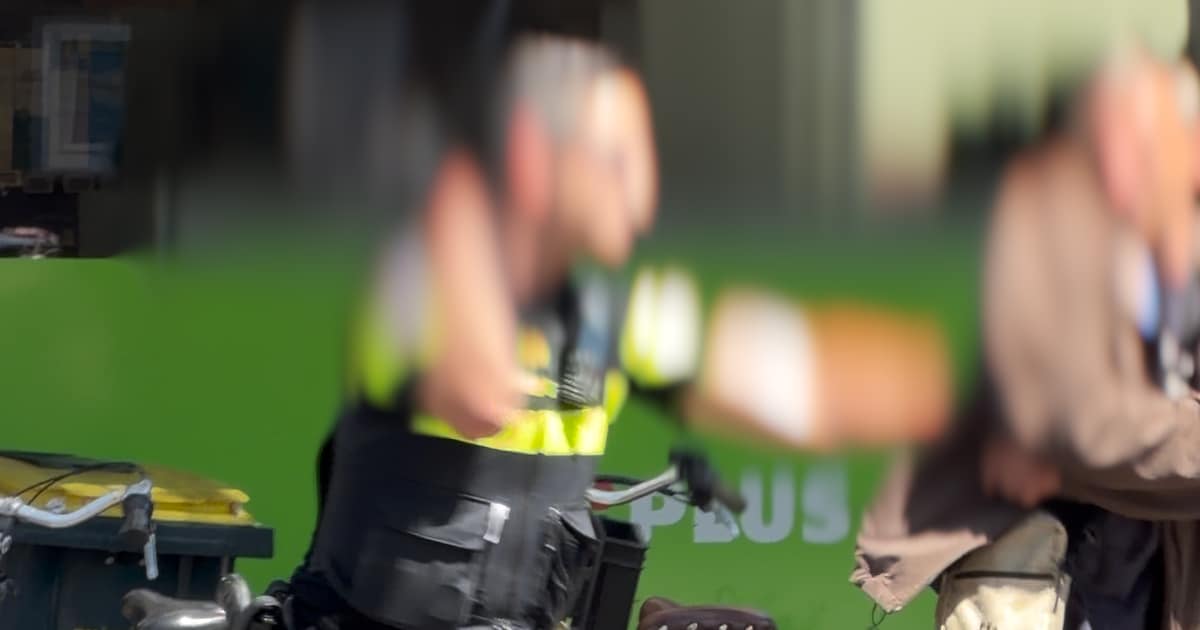 Dronken man drinkt fles wijn leeg en weigert te vertrekken, agent slaat hem daarna met wapenstok