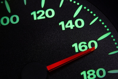 ‘Een wonder dat jullie er levend uitkwamen’, zegt rechter over dronken automobilist die met 160 per 