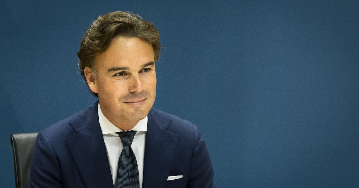 Powerbank ‘van slapende oud-KLM-baas Camiel Eurlings’ vat vlam tijdens vlucht, die rechtsomkeert maa