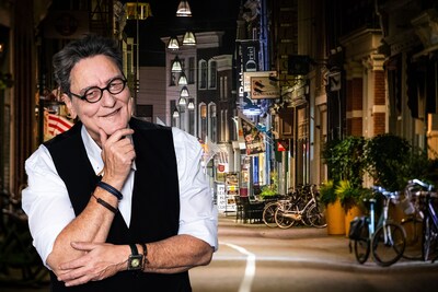 Een ‘jazzy ridder’ op de trap van het Stadhuis ‘by night’: felgroene sokken en een zalmkleurige schelp
