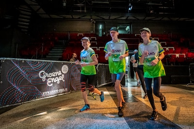 ASN Bank Oss City Run: hardlopers rennen dwars door Osse gebouwen
