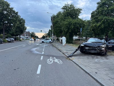 Bestuurder raakt macht over stuur kwijt in Nijmegen, botst met auto