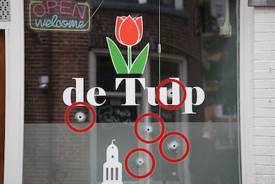 Telefoon in de ene hand, vuurwapen in de andere: zo filmt schutter hoe hij vijf kogels afvuurt op co