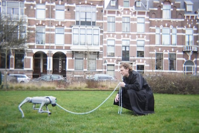 Stijn laat robothond uit en krijgt gekke blikken: ‘Hij heeft een vrije wil, ben van hem gaan houden’