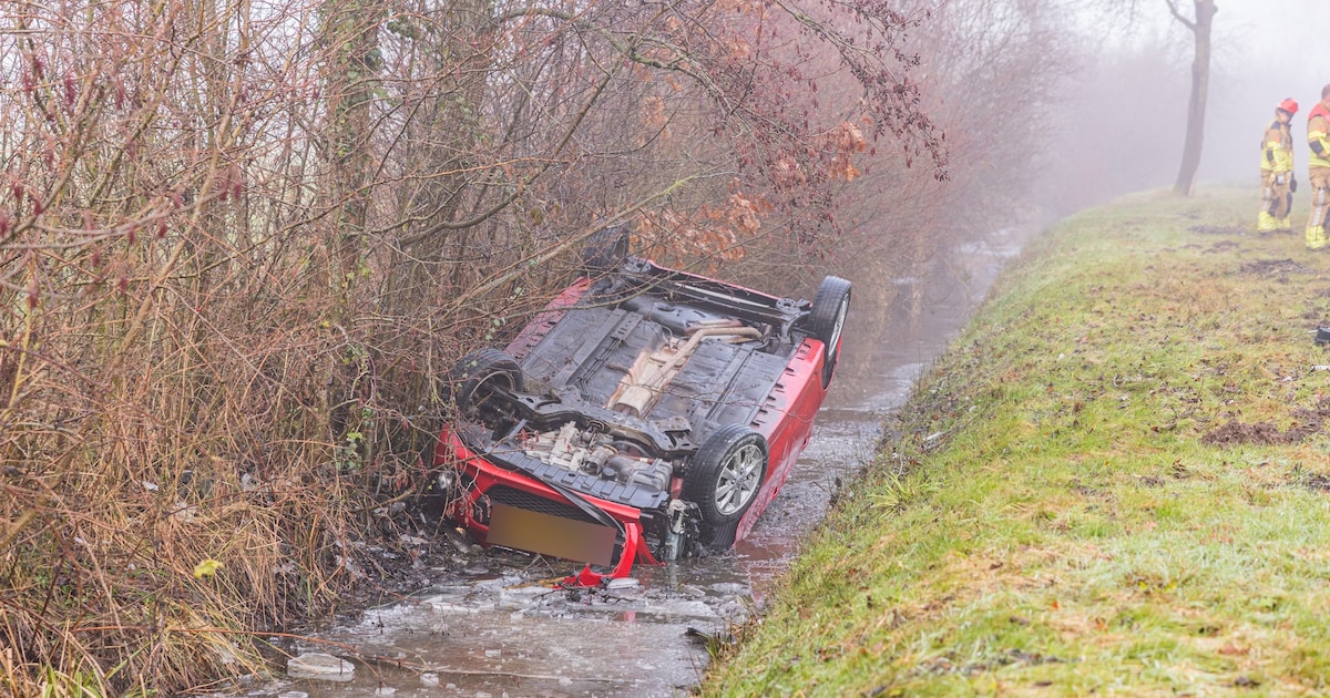 Auto op de kop in sloot beland op de N358 Lauwersmeerweg in Buitenpost