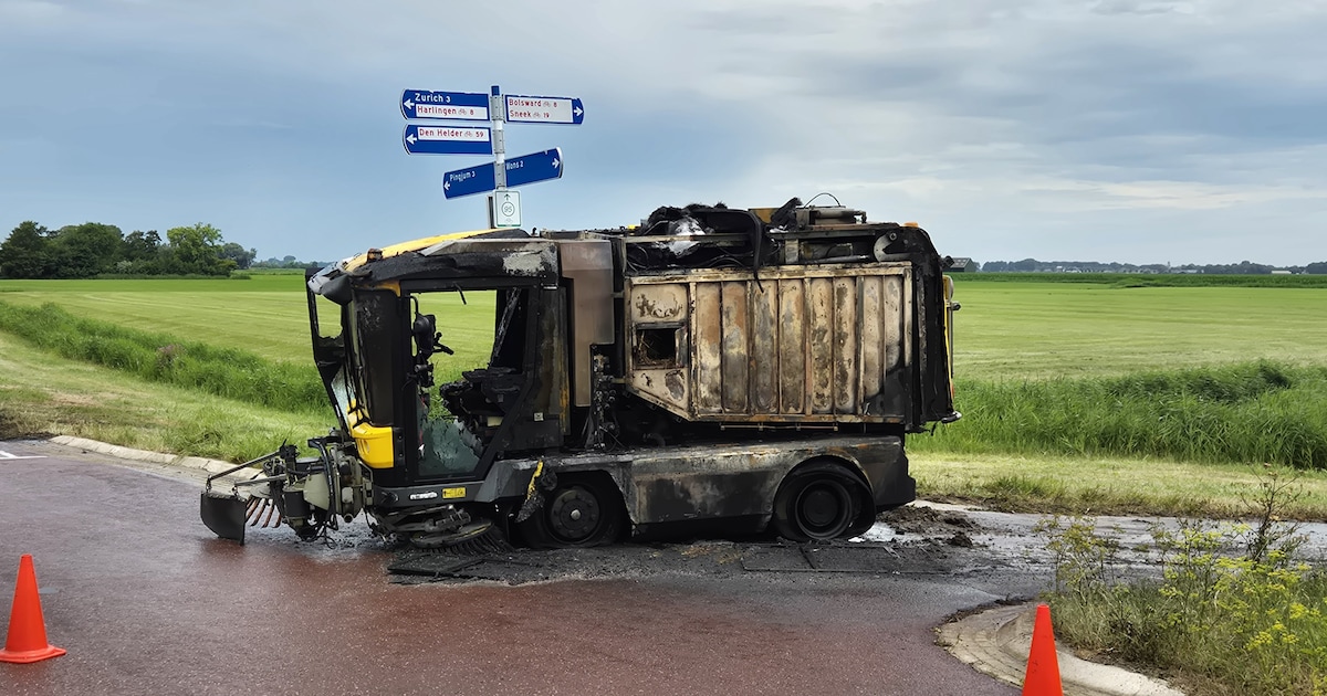 Bezemwagen uitgebrand op Gooyumerweg in Zurich