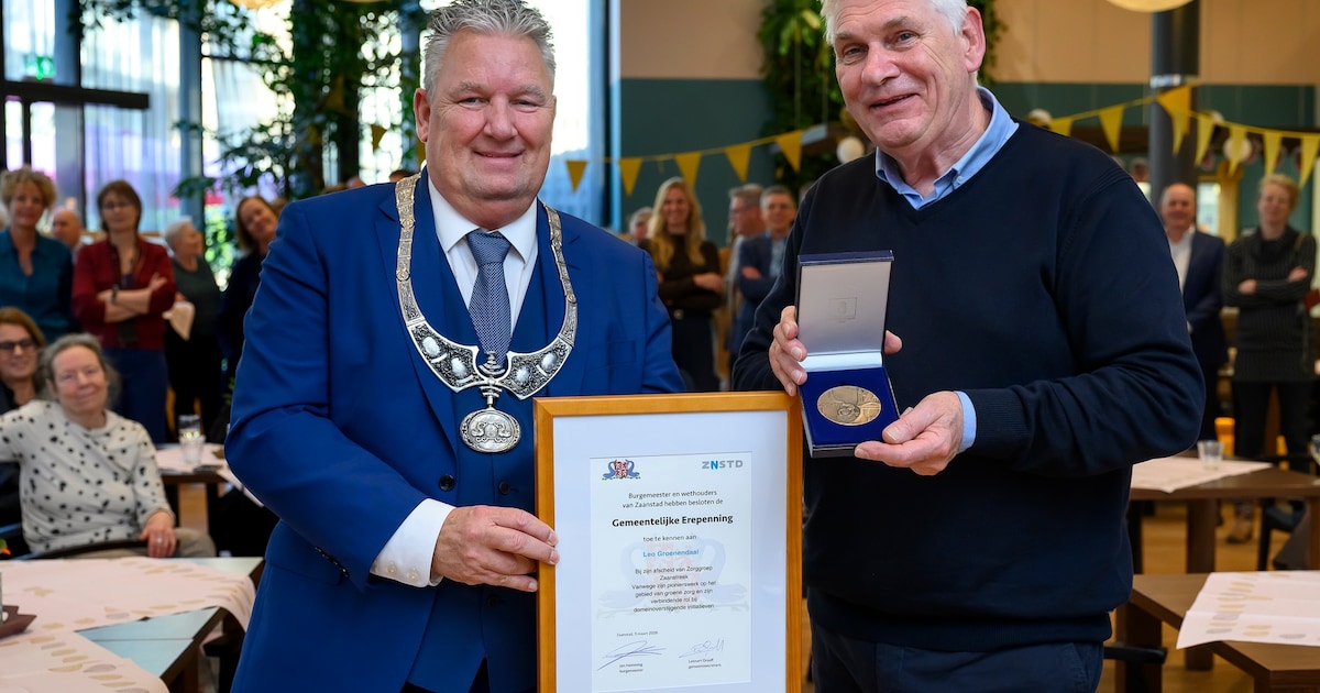 Leo Groenendaal ontvangt gemeentelijke erepenning in Zaanstad