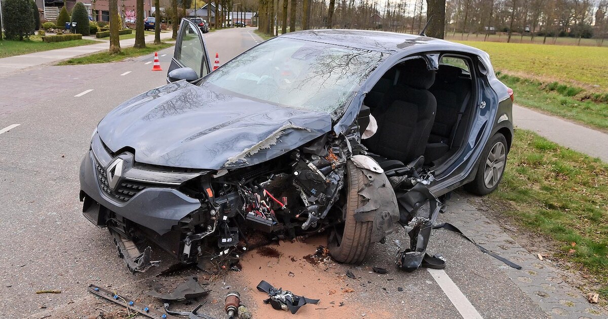 Man met spoed naar ziekenhuis nadat hij tegen boom aanrijdt in Hooge-Mierde