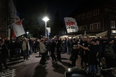 F-side Ajax viert 50-jarig bestaan met massaal vuurwerk, fakkels en rookbommen