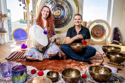 Shannon start studio voor soundhealing: ‘Klankschalen hielpen mij mijn chronische pijn te verzachten’
