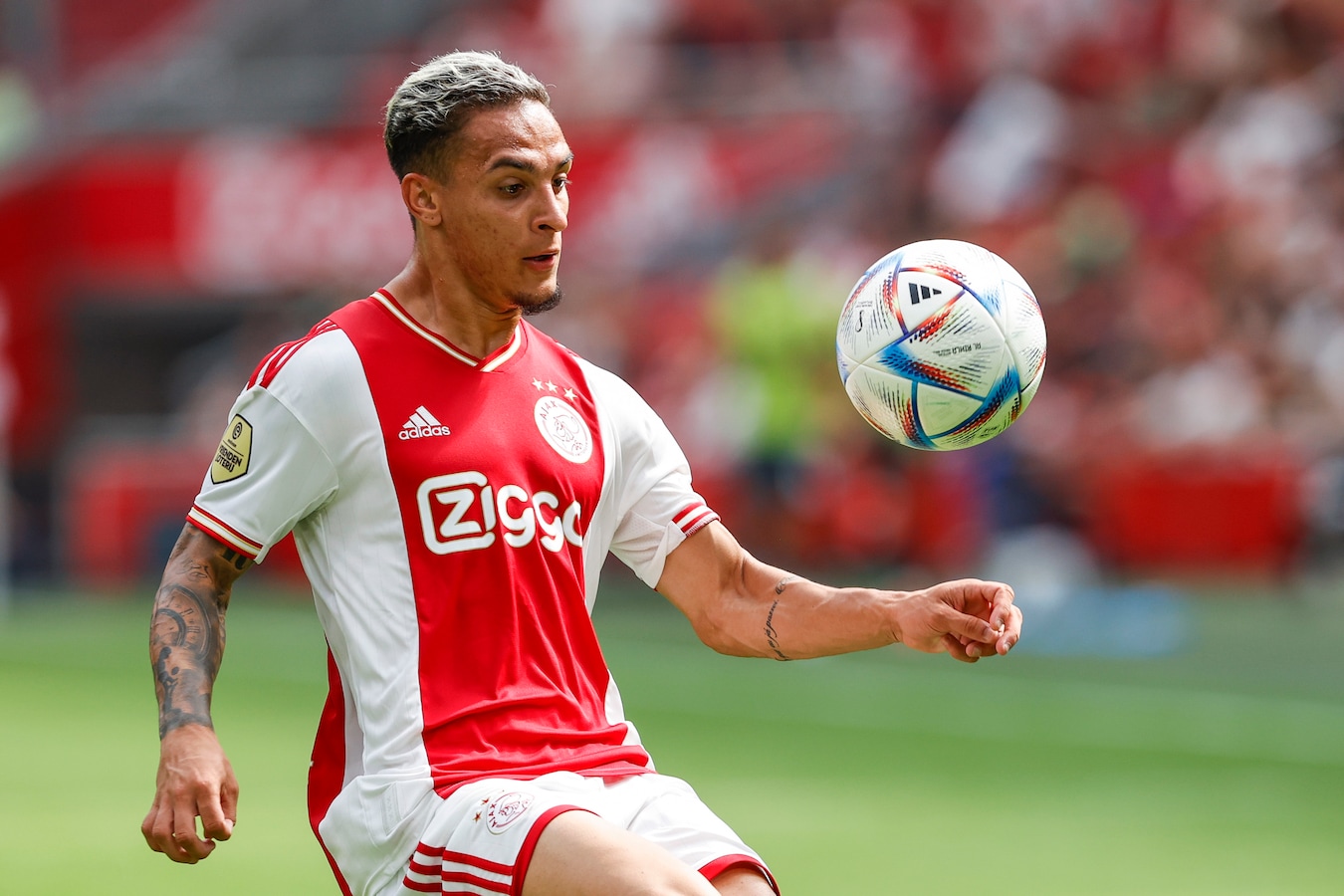 Ajax heeft het ook zwaar buiten de lijnen: juridische conflicten, met ...