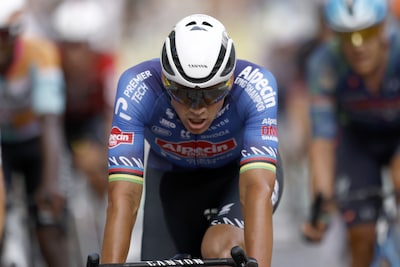 Mathieu van der Poel emotioneel en helemaal leeg na zege in Parijs: ‘Ik wilde dit zo graag, sinds vorig jaar al’