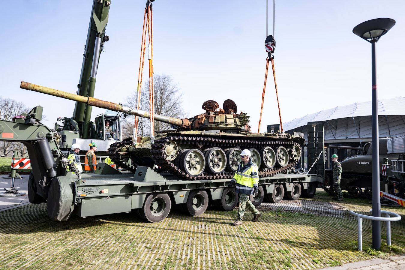 Russische tank is eindelijk van het Vrijheidsmuseum (en toch is hij nu ...