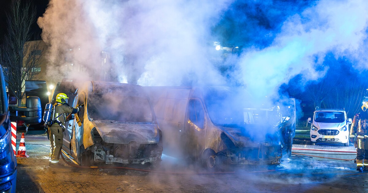 Meerdere bedrijfswagens verwoest bij felle brand op parkeerterrein in Velserbroek
