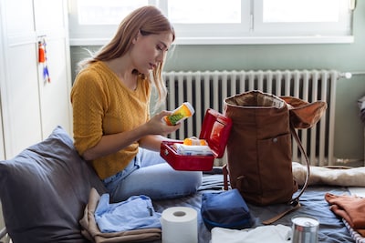 Paracetamol yes, ibuprofen better not: these items are essential in your travel first-aid kit
