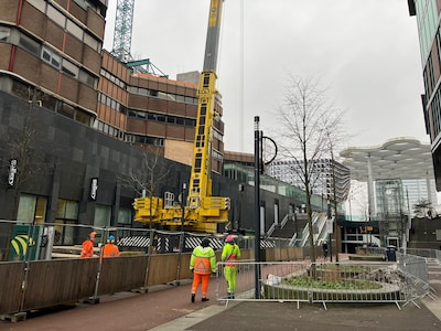 Dit doet die hijskraan boven Hoog Catharijne: ‘Het project duurt 2 jaar’