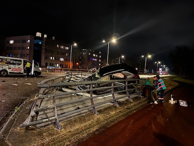 Auto bungelt op randje van fietstunnel na botsing op de Ceintuurbaan in Zwolle