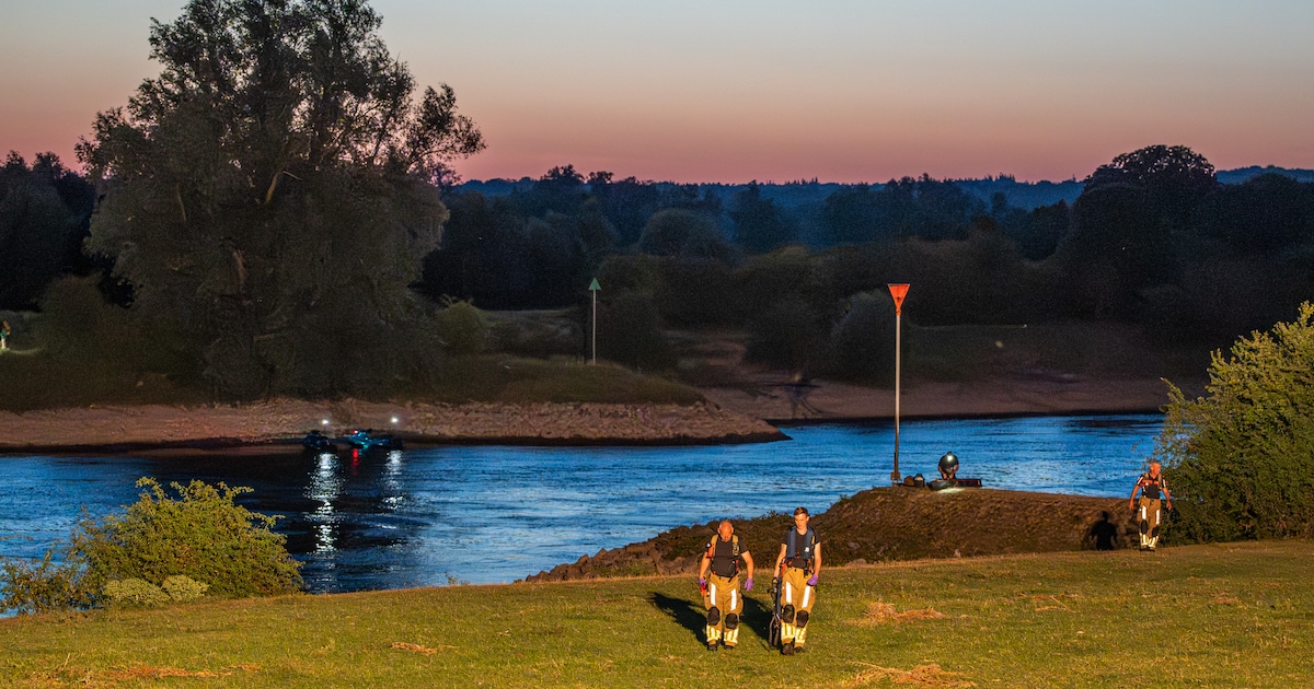 Boot met vijf mensen erop vaart tegen krib op de IJssel: twee opvarenden slaan overboord