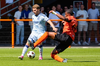 Leonardo schiet raak vanaf penaltystip en maakt eerste goal voor Ajax in oefenduel met FC Volendam