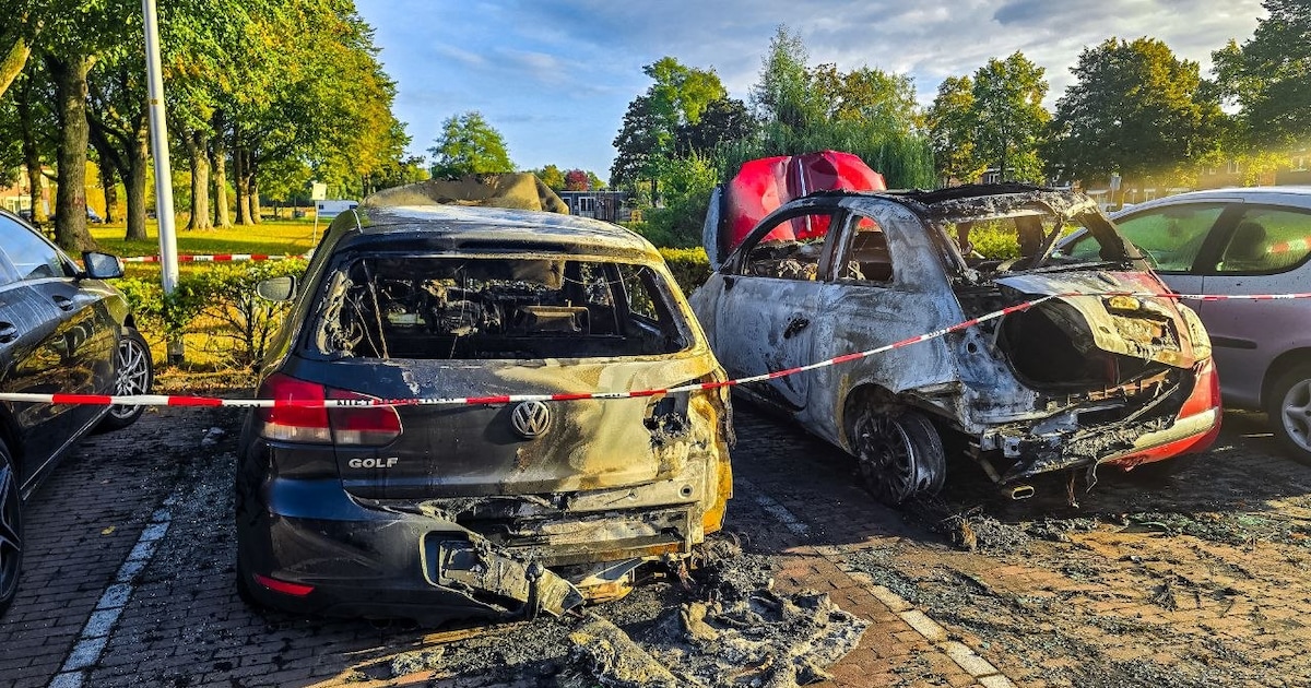 Auto’s verwoest door felle brand in Enschede, politie doet onderzoek