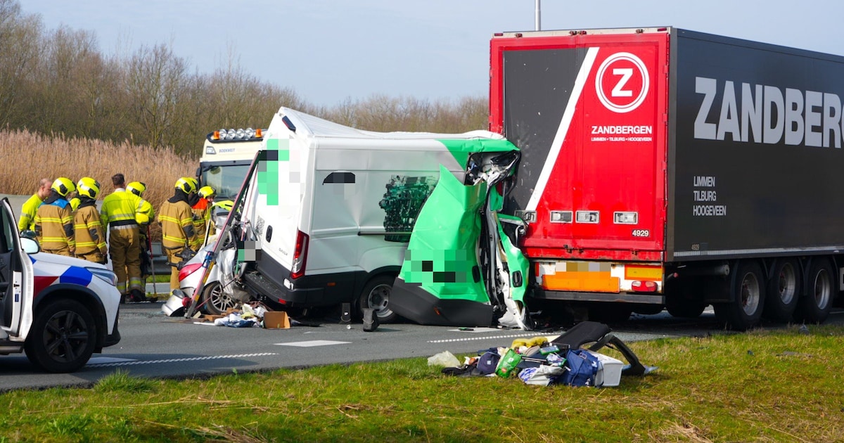 Twee gewonden bij ernstig ongeluk met vier voertuigen op N279 bij Hees­wijk-Din­ther: bestelbus bots