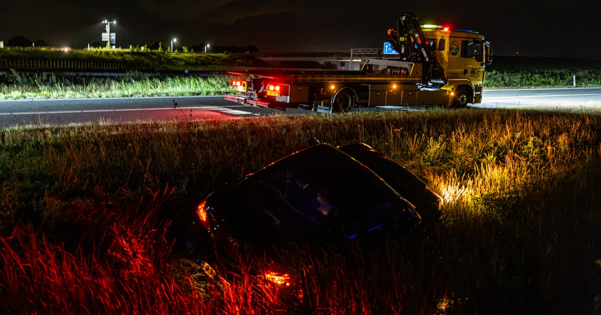 Auto belandt in berm in Haskerhorne