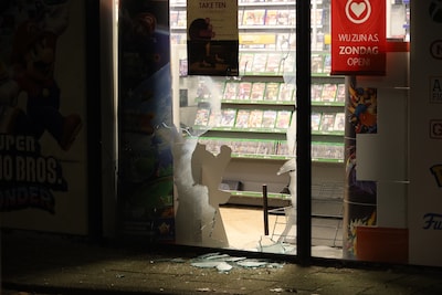 Inbreker gebruikt zwaar vuurwerk om gamewinkel in Uden binnen te komen