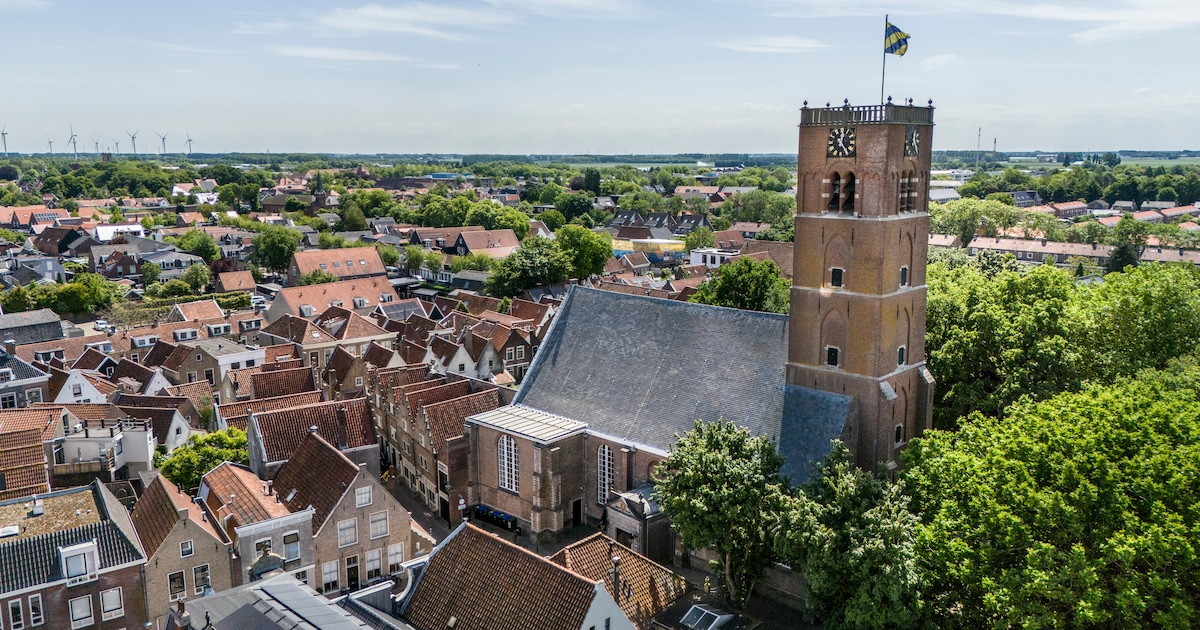Klokkentoren Sommelsdijk, die aan renovatie toe is, mogelijk dicht tijdens jaarmarkt: ‘Zou jammer zi