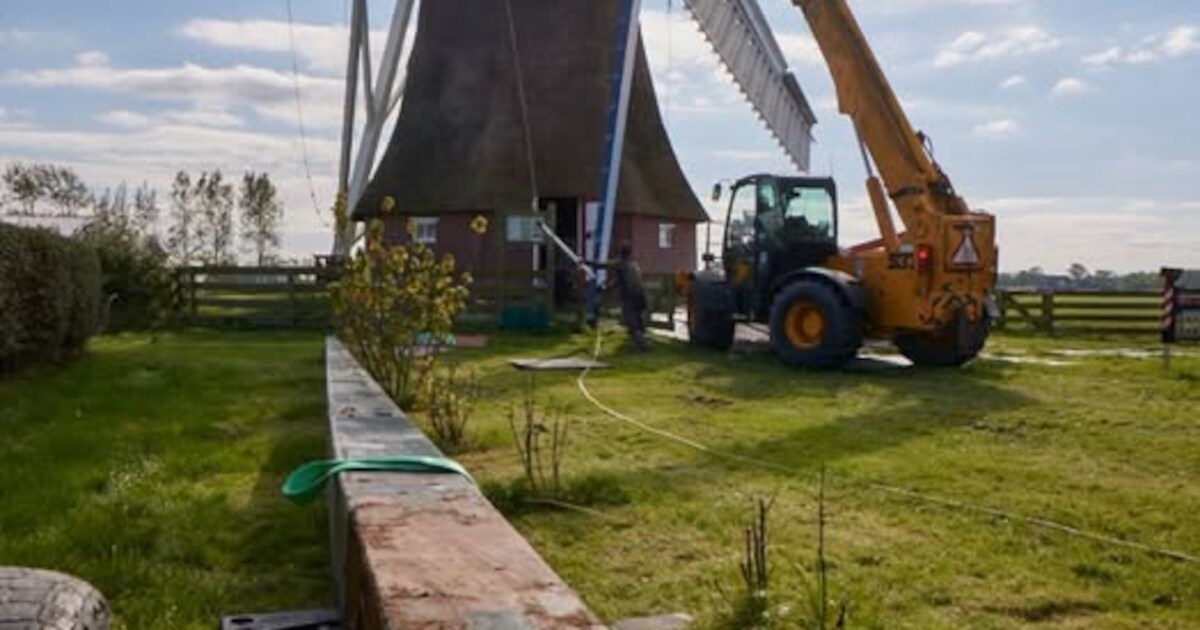 Roede van poldermolen Zilvermeeuw teruggeplaatst in Onderdendam