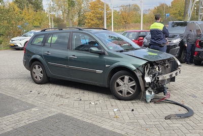 Automobilist botst tegen geparkeerde voertuig in Ede