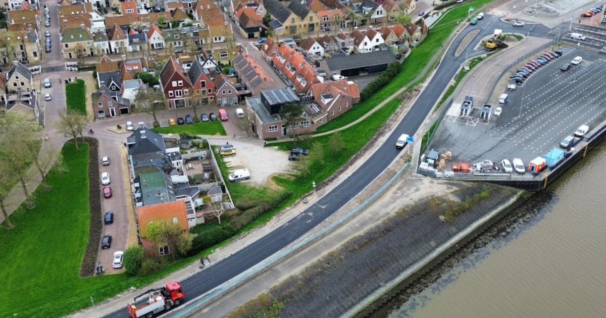 Harlingen plaatst eerste aardewerken tegels op Waddenpromenade