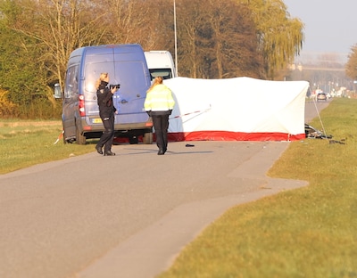 Vrienden fietsen in vroege ochtend samen naar werk, dan slaat het noodlot toe