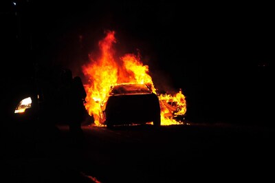 Auto begint te roken en staat momenten later volledig in lichterlaaie bij Maarheeze
