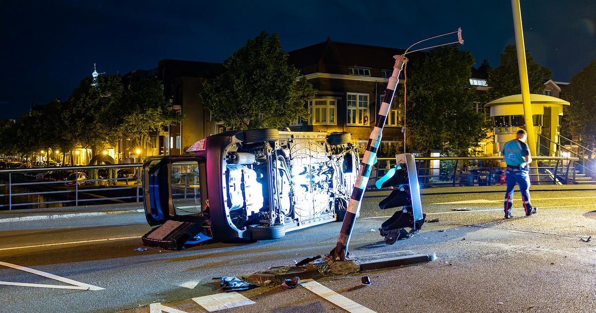 Auto belandt op zijkant bij ongeluk op Langebrug in Haarlem