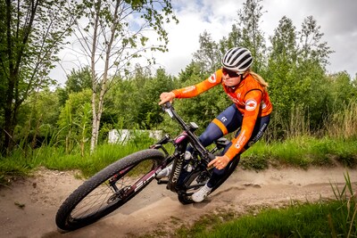 Van voetbal naar fietsen, Bloeme (19) verovert Europa op mountainbike: ‘Ik wil overal in uitblinken’