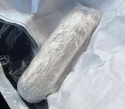 Automobilist rijdt onder invloed en zonder geldig rijbewijs op de A58, in auto ligt tas vol drugs