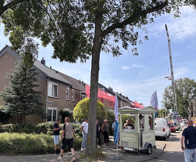 WoCom klaar met verduurzaming van 97 huurwoningen in Helmond: daken gevuld met stro-isolatie