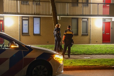 Nachtelijk onderzoek na melding schietincident in Hengelo, politieauto in de kreukels na achtervolgi