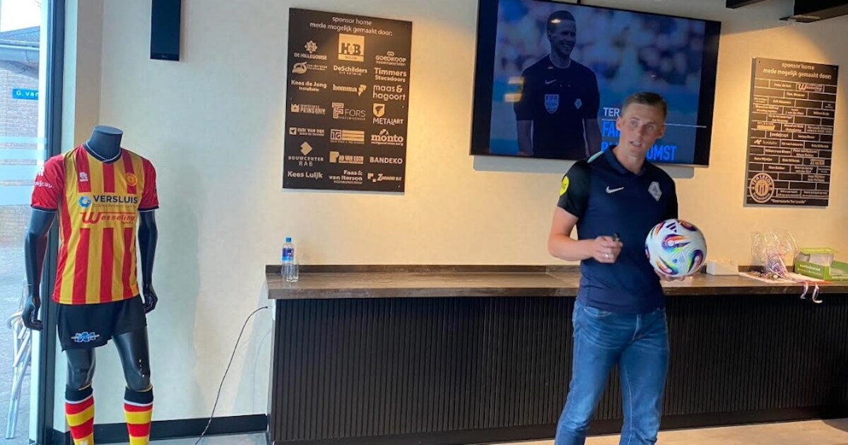 Eredivisiescheidsrechter Sander van der Eijk op bezoek bij VV Ter Leede in Sassenheim