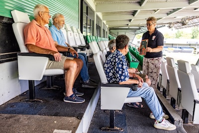 FC Dordrecht laat mensen met dementie hun voetbalverleden herbeleven: ‘Verhalen van vroeger weten ze