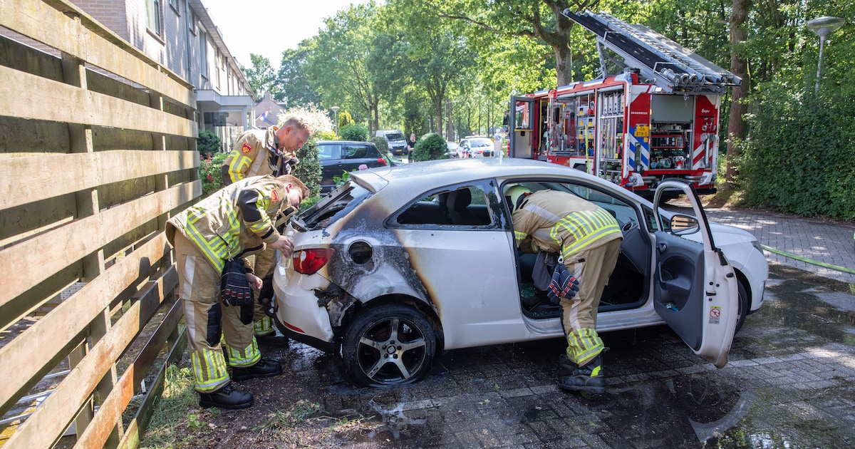 Vier autobranden op één middag in Eemnes, totaal loopt op naar negen uitgebrande voertuigen