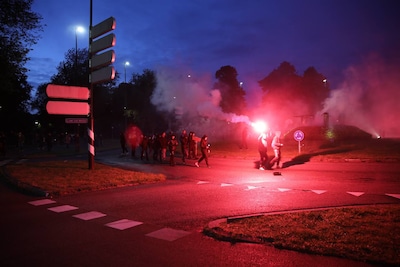 Politie bewust lang onzichtbaar tijdens grimmigste protestavond in Apeldoorn: ‘Hoop dat de rust snel