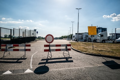 Schade bij kade: groot deel parkeerplaats bij Arnhemse jachthaven zit per direct dicht