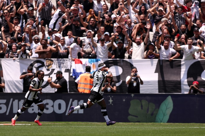 memphis-depay-is-op-dreef-in-brazilie