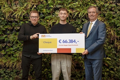 gedeputeerde-meindert-stolk-rechts-overhandigde-de-cheque-aan-sil-van-de-bovenkamp-midden-van-blauwe-bagger-en-piet-haarens-van-medeina-engineering