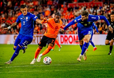 Oranje komt voor tweede keer op voorsprong tegen Servië, Zirkzee tikt binnen