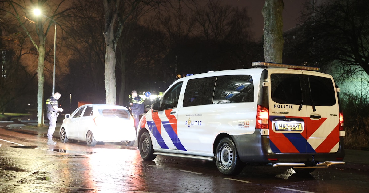 Agenten bekogeld met vuurwerk in fouilleergebied en moeten schuilen achter bus